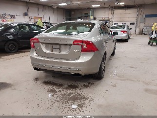 2016 Volvo S60, VIN LYV612TK7GB099249. Фото 4 из 6 с аукциона IAAI. Каталог авто из США OpenDataCar.