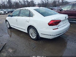 2017 Volkswagen Passat, VIN 1VWBT7A31HC072236. Фото 3 з 6 з аукціону IAAI. Каталог авто зі США OpenDataCar.